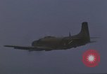 Image Force aérienne vietnamien 524e Escadron de chasse Skyraider sur une mission Vietnam, 1967, de la seconde 10 séquences d'archives historiques vidéo 65675075416