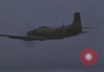Image Force aérienne vietnamien 524e Escadron de chasse Skyraider sur une mission Vietnam, 1967, de la seconde 11 séquences d'archives historiques vidéo 65675075416
