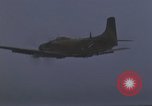 Image Force aérienne vietnamien 524e Escadron de chasse Skyraider sur une mission Vietnam, 1967, de la seconde 12 séquences d'archives historiques vidéo 65675075416