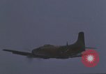 Image Force aérienne vietnamien 524e Escadron de chasse Skyraider sur une mission Vietnam, 1967, de la seconde 13 séquences d'archives historiques vidéo 65675075416