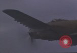Image Force aérienne vietnamien 524e Escadron de chasse Skyraider sur une mission Vietnam, 1967, de la seconde 34 séquences d'archives historiques vidéo 65675075416