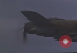 Image Force aérienne vietnamien 524e Escadron de chasse Skyraider sur une mission Vietnam, 1967, de la seconde 42 séquences d'archives historiques vidéo 65675075416