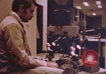 Image pistolet comme preuves matérielles United States USA, 1969, de la seconde 62 séquences d'archives historiques vidéo 65675075440