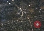 Standbild UH-1B Iroquois Hubschrauber Vietnam, 1968, aus Sekunde 31 historischem Filmmaterial Videoclip 65675075470