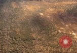 Standbild UH-1B Iroquois Hubschrauber Vietnam, 1968, aus Sekunde 51 historischem Filmmaterial Videoclip 65675075470