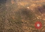 Standbild UH-1B Iroquois Hubschrauber Vietnam, 1968, aus Sekunde 53 historischem Filmmaterial Videoclip 65675075470