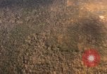 Standbild UH-1B Iroquois Hubschrauber Vietnam, 1968, aus Sekunde 60 historischem Filmmaterial Videoclip 65675075470