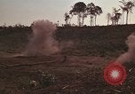 Immagine di Soldati montagnard Bu Gia Vietnam, 1963, secondo 53 filmato di repertorio 65675075481