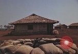 Immagine di Soldati montagnard Bu Gia Vietnam, 1963, secondo 25 filmato di repertorio 65675075482