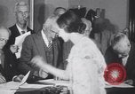Standbild alte Männer und Frauen New York United States USA, 1930, aus Sekunde 20 historischem Filmmaterial Videoclip 65675075496