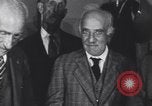 Standbild alte Männer und Frauen New York United States USA, 1930, aus Sekunde 25 historischem Filmmaterial Videoclip 65675075496