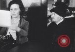 Standbild alte Männer und Frauen New York United States USA, 1930, aus Sekunde 32 historischem Filmmaterial Videoclip 65675075496