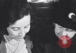 Standbild alte Männer und Frauen New York United States USA, 1930, aus Sekunde 39 historischem Filmmaterial Videoclip 65675075496