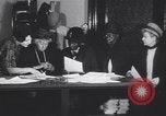 Standbild alte Männer und Frauen New York United States USA, 1930, aus Sekunde 56 historischem Filmmaterial Videoclip 65675075496
