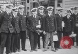 Standbild Würdenträger boarding British R101 Luftschiff Cardington England, 1930, aus Sekunde 11 historischem Filmmaterial Videoclip 65675075507