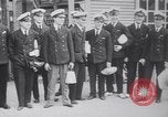 Standbild Würdenträger boarding British R101 Luftschiff Cardington England, 1930, aus Sekunde 15 historischem Filmmaterial Videoclip 65675075507