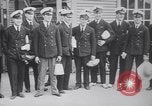 Standbild Würdenträger boarding British R101 Luftschiff Cardington England, 1930, aus Sekunde 16 historischem Filmmaterial Videoclip 65675075507