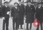 Standbild Würdenträger boarding British R101 Luftschiff Cardington England, 1930, aus Sekunde 17 historischem Filmmaterial Videoclip 65675075507
