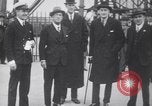 Standbild Würdenträger boarding British R101 Luftschiff Cardington England, 1930, aus Sekunde 18 historischem Filmmaterial Videoclip 65675075507