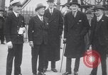 Standbild Würdenträger boarding British R101 Luftschiff Cardington England, 1930, aus Sekunde 19 historischem Filmmaterial Videoclip 65675075507