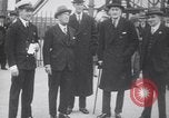 Standbild Würdenträger boarding British R101 Luftschiff Cardington England, 1930, aus Sekunde 20 historischem Filmmaterial Videoclip 65675075507