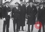Standbild Würdenträger boarding British R101 Luftschiff Cardington England, 1930, aus Sekunde 21 historischem Filmmaterial Videoclip 65675075507