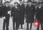 Standbild Würdenträger boarding British R101 Luftschiff Cardington England, 1930, aus Sekunde 22 historischem Filmmaterial Videoclip 65675075507