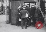 Standbild Würdenträger boarding British R101 Luftschiff Cardington England, 1930, aus Sekunde 28 historischem Filmmaterial Videoclip 65675075507