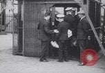 Standbild Würdenträger boarding British R101 Luftschiff Cardington England, 1930, aus Sekunde 29 historischem Filmmaterial Videoclip 65675075507