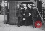 Standbild Würdenträger boarding British R101 Luftschiff Cardington England, 1930, aus Sekunde 30 historischem Filmmaterial Videoclip 65675075507