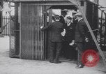 Standbild Würdenträger boarding British R101 Luftschiff Cardington England, 1930, aus Sekunde 31 historischem Filmmaterial Videoclip 65675075507