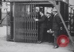 Standbild Würdenträger boarding British R101 Luftschiff Cardington England, 1930, aus Sekunde 32 historischem Filmmaterial Videoclip 65675075507