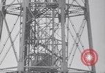 Standbild Würdenträger boarding British R101 Luftschiff Cardington England, 1930, aus Sekunde 36 historischem Filmmaterial Videoclip 65675075507