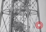 Standbild Würdenträger boarding British R101 Luftschiff Cardington England, 1930, aus Sekunde 38 historischem Filmmaterial Videoclip 65675075507