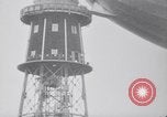 Standbild Würdenträger boarding British R101 Luftschiff Cardington England, 1930, aus Sekunde 42 historischem Filmmaterial Videoclip 65675075507