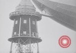 Standbild Würdenträger boarding British R101 Luftschiff Cardington England, 1930, aus Sekunde 43 historischem Filmmaterial Videoclip 65675075507