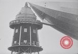 Standbild Würdenträger boarding British R101 Luftschiff Cardington England, 1930, aus Sekunde 44 historischem Filmmaterial Videoclip 65675075507