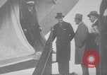 Standbild Würdenträger boarding British R101 Luftschiff Cardington England, 1930, aus Sekunde 45 historischem Filmmaterial Videoclip 65675075507