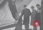 Standbild Würdenträger boarding British R101 Luftschiff Cardington England, 1930, aus Sekunde 46 historischem Filmmaterial Videoclip 65675075507