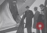 Standbild Würdenträger boarding British R101 Luftschiff Cardington England, 1930, aus Sekunde 47 historischem Filmmaterial Videoclip 65675075507
