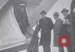 Standbild Würdenträger boarding British R101 Luftschiff Cardington England, 1930, aus Sekunde 48 historischem Filmmaterial Videoclip 65675075507