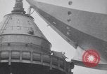 Standbild Würdenträger boarding British R101 Luftschiff Cardington England, 1930, aus Sekunde 50 historischem Filmmaterial Videoclip 65675075507