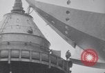 Standbild Würdenträger boarding British R101 Luftschiff Cardington England, 1930, aus Sekunde 51 historischem Filmmaterial Videoclip 65675075507