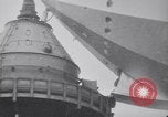 Standbild Würdenträger boarding British R101 Luftschiff Cardington England, 1930, aus Sekunde 52 historischem Filmmaterial Videoclip 65675075507