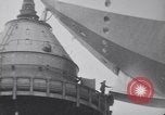 Standbild Würdenträger boarding British R101 Luftschiff Cardington England, 1930, aus Sekunde 53 historischem Filmmaterial Videoclip 65675075507