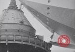 Standbild Würdenträger boarding British R101 Luftschiff Cardington England, 1930, aus Sekunde 54 historischem Filmmaterial Videoclip 65675075507