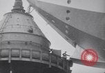 Standbild Würdenträger boarding British R101 Luftschiff Cardington England, 1930, aus Sekunde 55 historischem Filmmaterial Videoclip 65675075507
