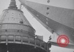 Standbild Würdenträger boarding British R101 Luftschiff Cardington England, 1930, aus Sekunde 56 historischem Filmmaterial Videoclip 65675075507