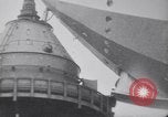 Standbild Würdenträger boarding British R101 Luftschiff Cardington England, 1930, aus Sekunde 57 historischem Filmmaterial Videoclip 65675075507