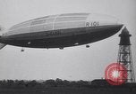 Standbild Würdenträger boarding British R101 Luftschiff Cardington England, 1930, aus Sekunde 58 historischem Filmmaterial Videoclip 65675075507